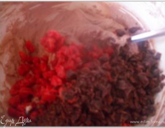 50 гр. шоколада порезать кусочками. Вишни, если крупные, тоже порезать. Добавить шоколад и вишню в тесто.