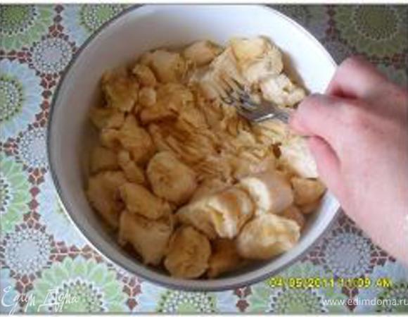 Размять вилкой бананы до пюреобразного состояния.