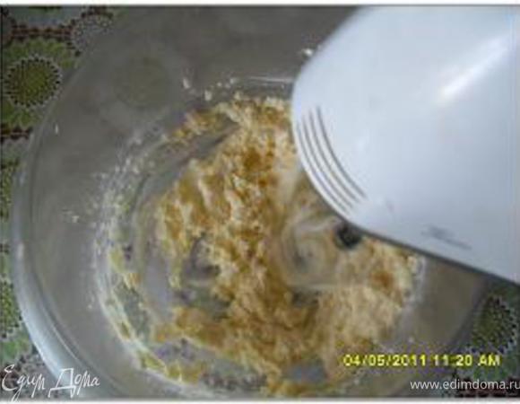 Взбить масло с сахаром в пышную массу.