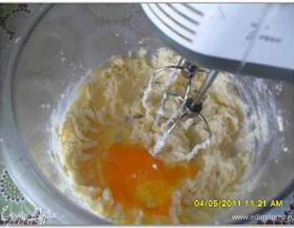 Вбить по одному яйца, и добавить ванилин.