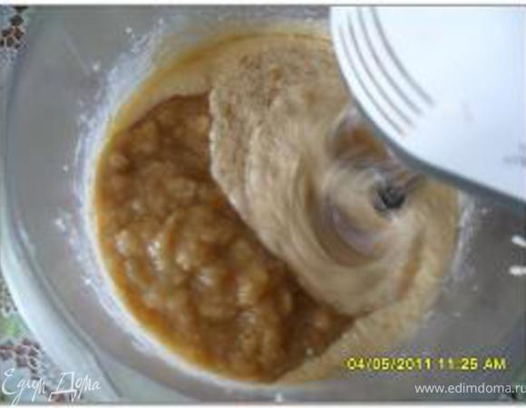 Добавить размягченные бананы  в общую массу.