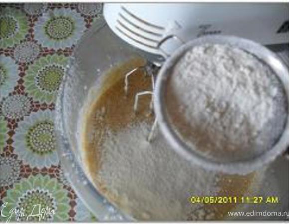 Просеять муку с содой и разрыхлителем.
