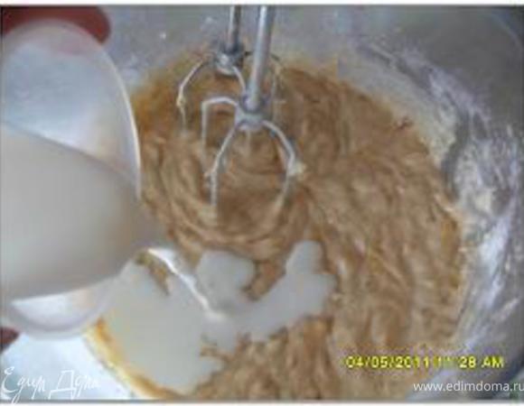 Продолжая взбивать, добавить муку в 2 приёма, чередуя с молоком.