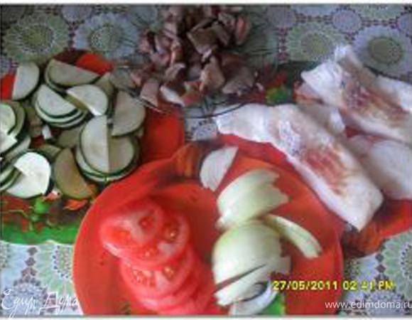 Филе трески нарезать порционными кусками, цуккини и грибы – ломтиками, помидор – кружочками.