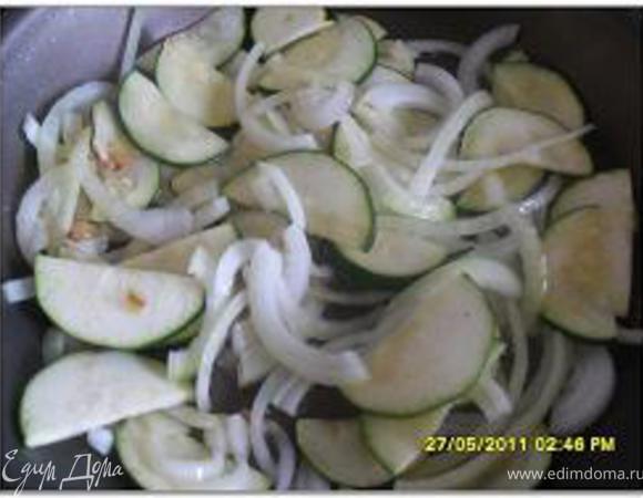 Кабачки и лук обжарить на масле до золотистого цвета.