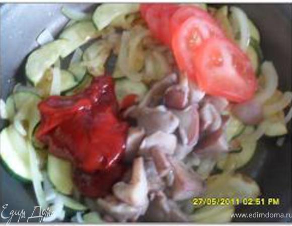 Добавить грибы (у меня не было шампиньонов, брала маслята, предварительно их проварила), помидор, томатную пасту.