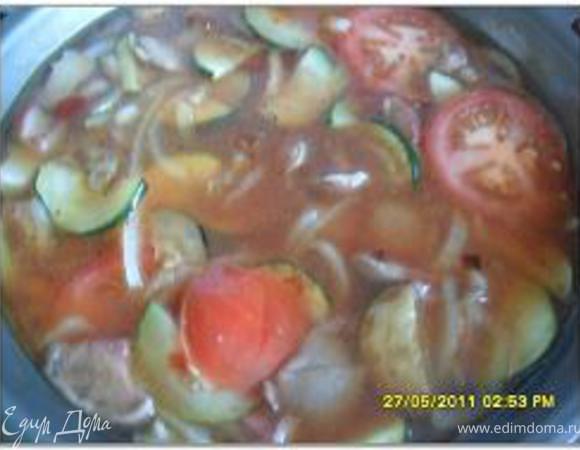 Посолить, поперчить, добавить воду и тушить 15 минут.