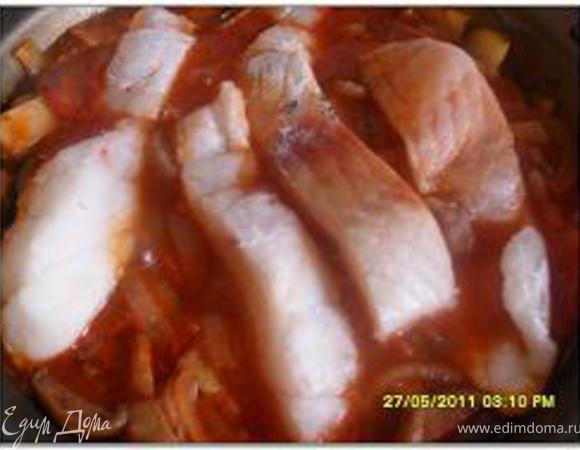 Рыбу соединить с овощами и грибами, тушить 15-20 минут