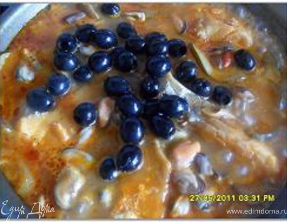 Затем добавить маслины и креветки (вместо креветок, из-за их отсутствия в моем холодильнике, взяла мидии), тушить еще 5 мин.