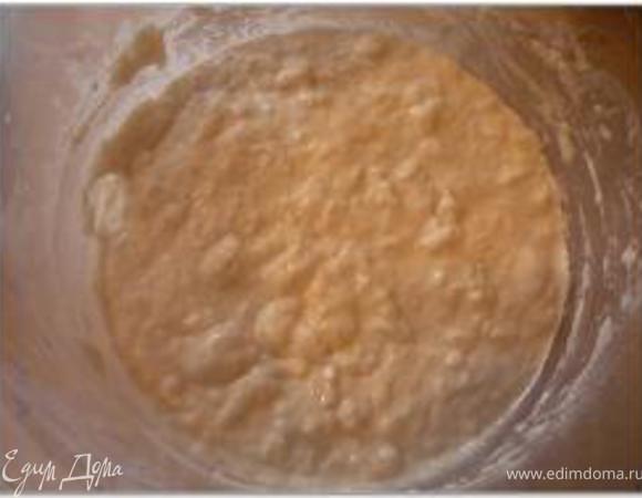 Приготовление опары:
Положить воду и дрожжи в большую миску, перемешать. Добавить муку и хорошо перемешать. Если тесто получится очень густым, добавить 1-2 ст ложки воды. Накрыть миску плёнкой и оставить на 12-16 часов при комнатной температуре. (я всегда делаю опару на ночь, а утром начинаю выпекать)