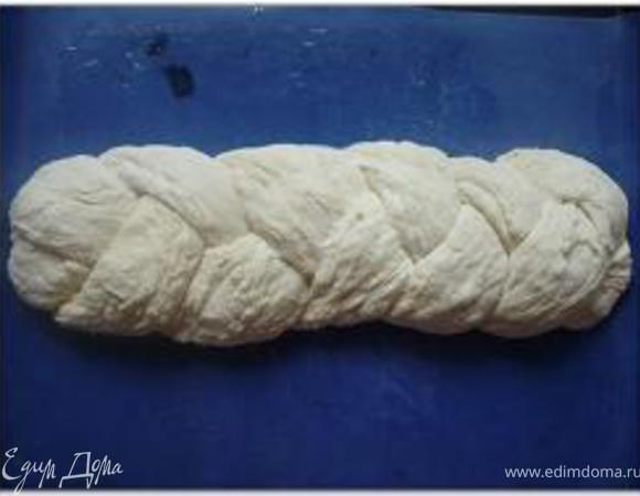 Разделить тесто на 3 части. Из каждой части скатать жгут 40 см длиной. Сплести косу, закрепив концы косы и завернув под буханку. Выложить косу на смазанный маслом противень, накрыть плёнкой смазанной маслом, чтобы не прилипла или влажным кухонным полотенцем и оставить на 1-1,5 часа до увеличения вдвое.