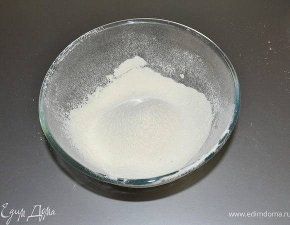 Для приготовления мастики, сухое молоко и сахарную пудру тщательно просеять и смешать в емкости для замеса.