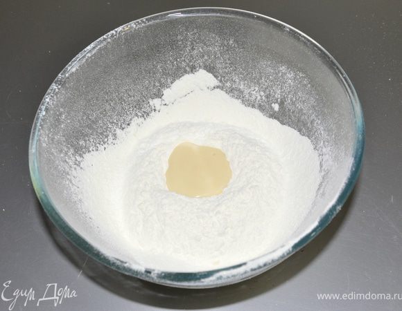 В середине сахарно-молочной смеси делаем воронку и вливаем туда сгущенное молоко.