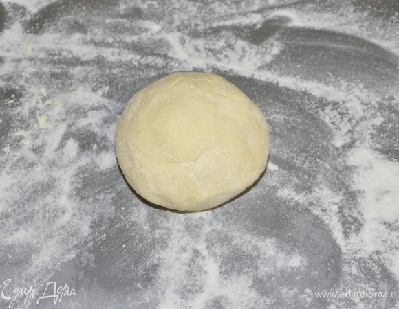 Всё хорошо вымешиваем чтоб наша мастика стала как мягкий пластилин. Молочная мастика лучше раскатывается и с неё легче лепить, чем с мармышковой