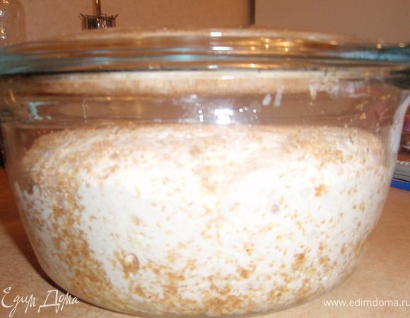 тесто увеличится более чем втрое.Духовку нагреть до 230 градусов с паром(жаропрочная посудина с водой на дне духовки)Выпекать 10 минут при 230 градусах и 35 минут при 200 градусах.Остудить на решетке.