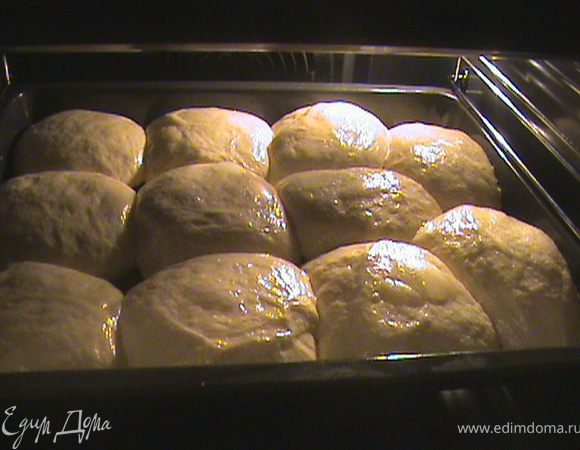 Воду смешать с молоком и подогреть до 35 градусов,всыпать чайную ложку сахара,перемешать.Добавить дрожжи и оставить на час.
Замесить тесто с помощью комбайна  сначала на скорости 1 до однородной массы,потом на скорости 4 10 минут.Когда тесто соберется в шар вокруг насадки и стенки чаши для замеса станут чистыми можно сбавить до 3 скорости,если к концу замеса этого не произошло,добавьте столовую ложку муки.