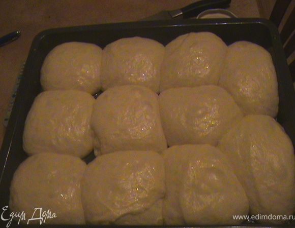 Оставить бродить на1.5 часа.Увеличится в 5-6 раз.Сложить тесто так же как и хлеб.И дать еще 30 мин-1 час для брожения.разделить шпателем на смазанном маслом столе на 6 кусков,стянуть края каждого чтоб получился шарик.Дать отдохнуть 10 минут,,еще раз стянуть тесто в тугие шарики  (мне не удалось их сделать тугими- жалко было давить такое тесто),уложить в смазанную форму и поставить на расстойку на1,5 час.Расстояние между ними 2 см
Сбрызнуть водой и выпекать при температуре 200градусов 16 мин.