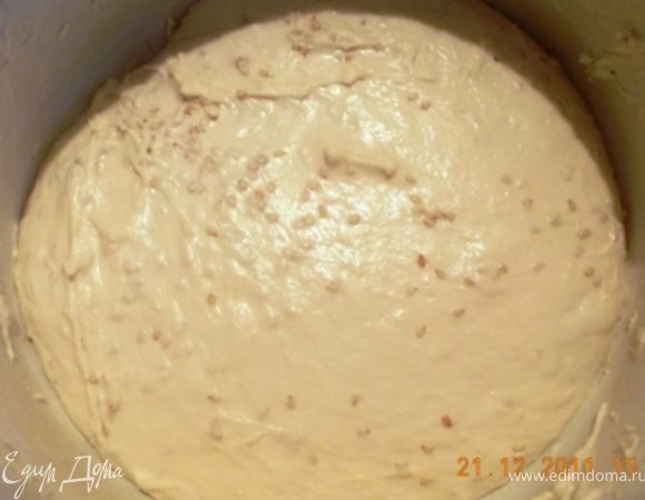 наливаем в кастрюлю воду, добавляем сахар, соль, масло, затем муку, смешанную с дрожжами и хорошо вымешиваем тесто, добавляем кунжут ( зачем  здесь кунжут сама не знаю, просто захотелось), и снова хорошо вымешиваем, оставляем, чтобы немножко подошло 