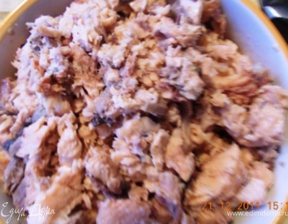 измельчаем рыбку ( кости, хоть они и мягкие я всегда убираю)