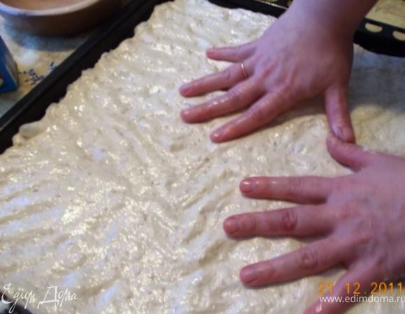 тесто подошло один раз и хватит. Посыпаем противень мукой, на руки наливаем немного растительного масла, выкладываем тесто на противень и руками его растягиваем, можно и скалкой раскатать, а потом на противень перенести, но руками быстрее
