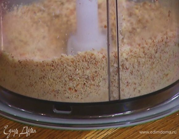 Миндаль измельчить в блендере в пудру.