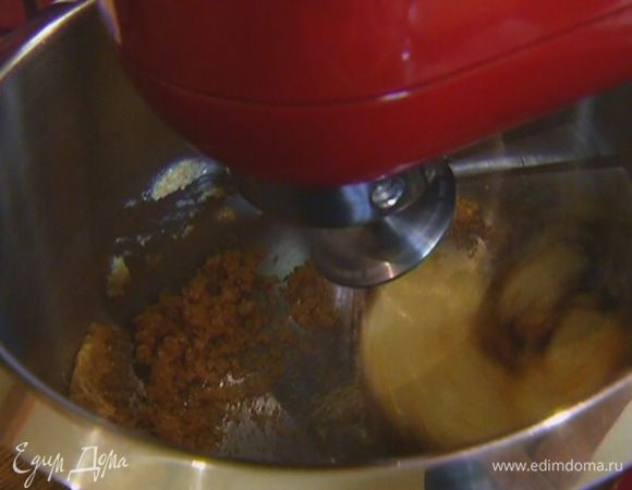 Взбить 170 г сливочного масла и 130 г сахара в комбайне насадкой для теста. 