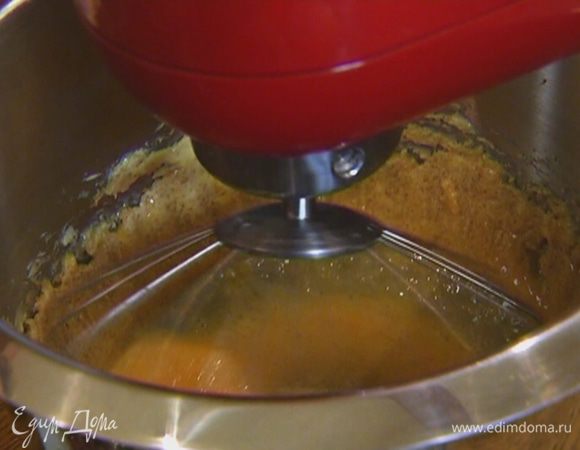 Не прекращая взбивать, по одному ввести яйца.