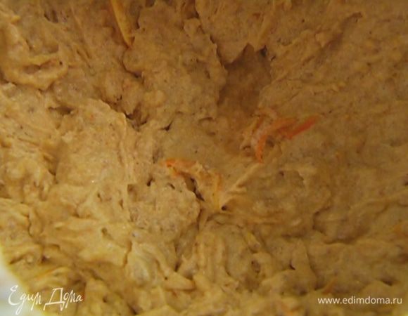 Продолжая взбивать, добавить мякоть апельсина с соком, цедру, миндаль, кедровые орехи и муку и вымешать все вместе.