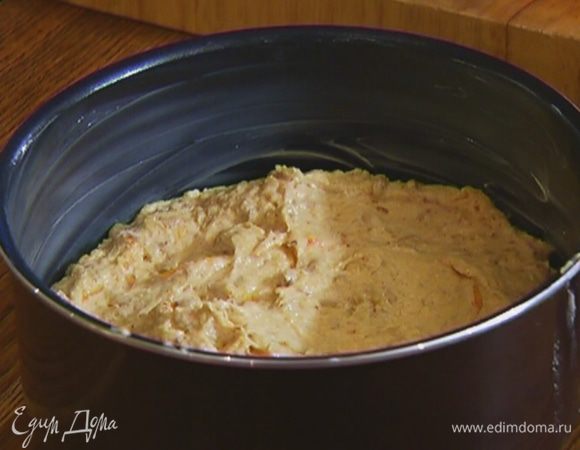 Оставшимся сливочным маслом смазать глубокую форму для выпечки, выложить тесто и отправить в разогретую духовку на 25–30 минут.