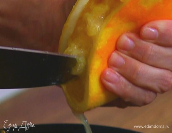 Цедру второго апельсина натереть на мелкой терке, выжать из него сок.