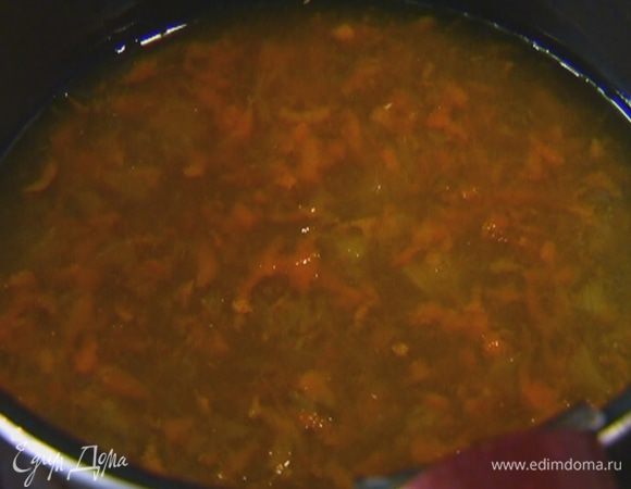 Приготовить сироп: в небольшой кастрюле соединить апельсиновую цедру, сок, оставшийся сахар и прогревать до полного растворения сахара.