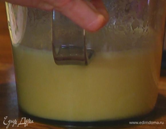 Ананас и имбирь почистить и пропустить через соковыжималку.