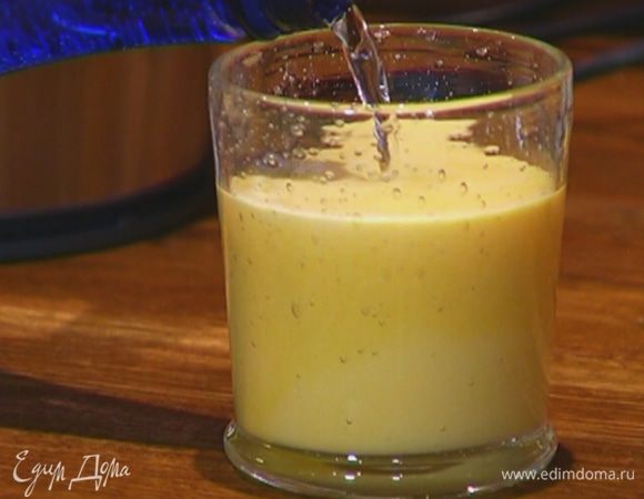 Налить в стакан 2/3 сока, добавить минеральную воду.