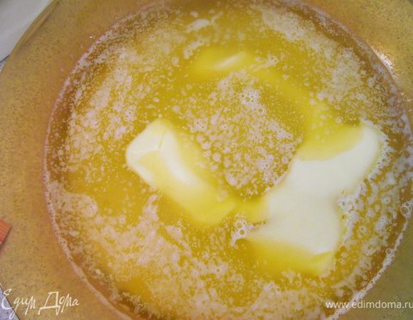 Растапливаем сливочное масло, немного остужаем.