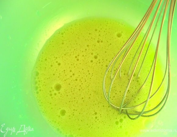 Яйца взбиваем с сахаром.