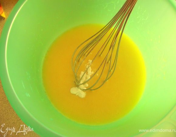 Добавляем масло и ванилин. Взбиваем.