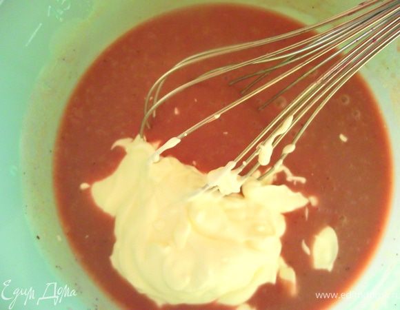 Добавляем сметану и краситель перемешиваем.