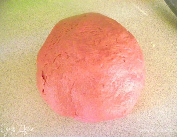 Замешиваем мягкое пластичное тесто. Муки может понадобиться немного больше, чем заявлено в рецепте.