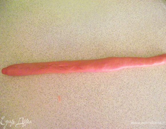 Как сделать их такой формы:
Раскатываем длинную тонкую колбаску.