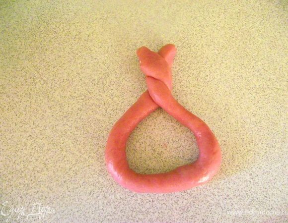 Кладём одну на другую. Сворачиваем концы