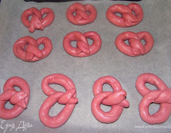 Выпекаем в разогретой до 180 градусов духовке примерно 15 минут до лёгкого зарумянивания.