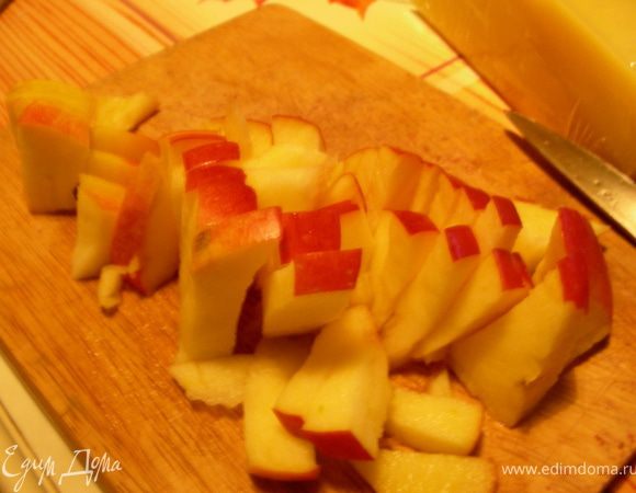 У фасоли сливаем сок, промываем ее и откидываем на дуршлаг. Я еще ее просушила минут 5 на сухой сковороде. Яблоко нарезаем брусочками.
