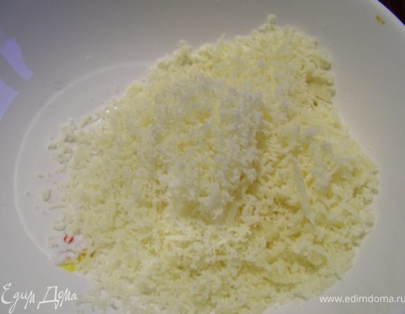 Трем сыр. Я решила на мелкой и он потом смешался с заправкой.
