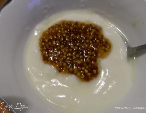 Для заправки смешиваем йогурт, горчицу и лимонный сок. Туда же добавляем измельченный чеснок.
