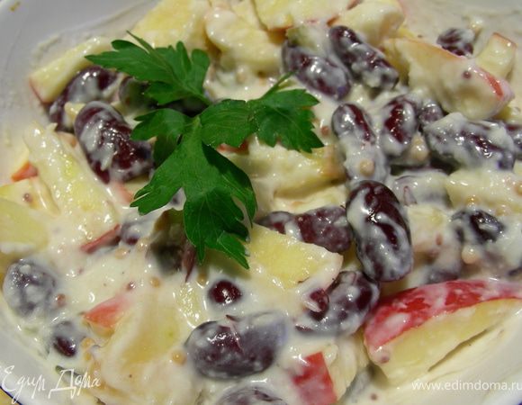 Складываем все ингредиенты в салатницу, добавляем заправку и тщательно перемешиваем. И подаем, можно его украсить свежей зеленью по вкусу) Приятного аппетита))