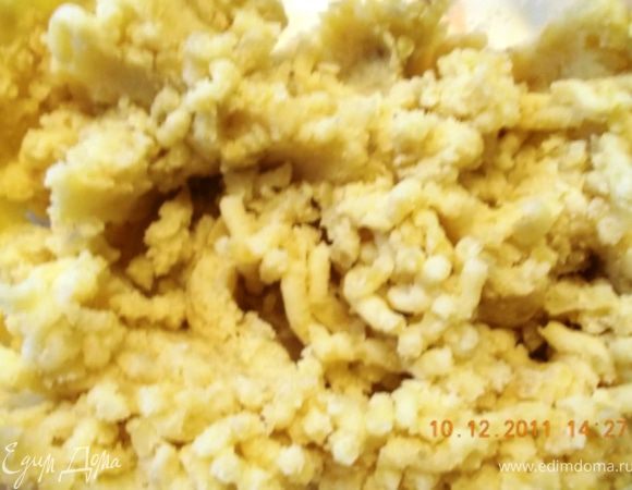 Варим картошку в "мундире", остужаем, чистим и разминаем толкушкой