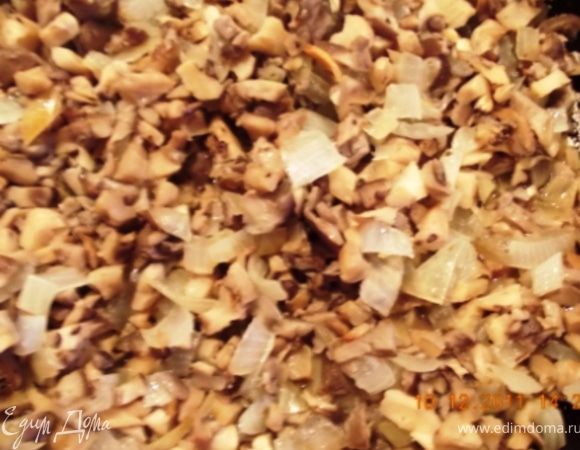 грибы мелко режем и обжариваем с луком