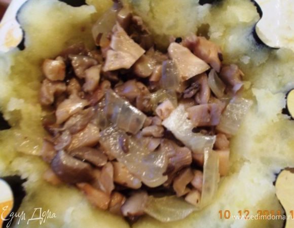 В середину выкладываем грибы ( можно мясо, овощи, да, что угодно)