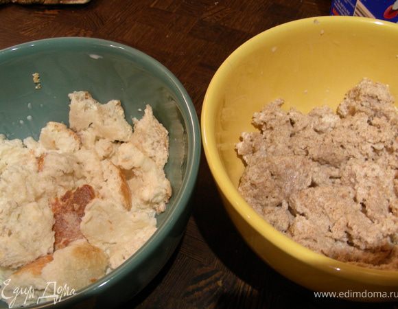 Замачиваем хлеб (срезав корки; я у маленькой булочки и оставила, так как они были мягкие) в 10% сливках минут на 15.
