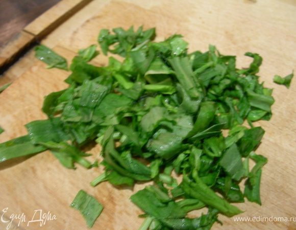 Листики тархуна измельчаем.
